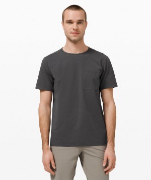 Camiseta Lululemon Chest Pocket Relaxed Fit T Hombre Grises Oscuro | 40632-FDZP